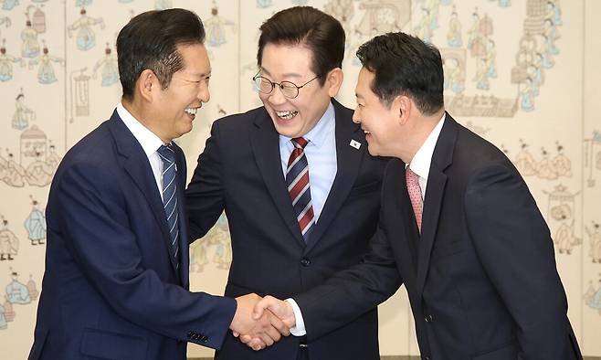 이재명 대통령이 8일 오전 서울 용산 대통령실에서 정청래 더불어민주당 대표(왼쪽), 장동혁 국민의힘 대표와 오찬 회동을 갖기 전 인사를 하고 있다. 이 대통령이 여야 지도부와 회동하는 것은 지난 6월22일 김병기 당시 민주당 대표 직무대행 겸 원내대표, 김용태 국민의힘 비상대책위원장과 오찬 회동을 한 지 78일 만이다. 대통령실사진기자단