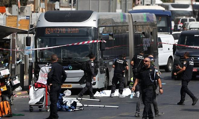 8일 이스라엘 경찰들이 예루살렘 도심에서 벌어진 총격 사건 현장을 수습하고 있다. 로이터 연합뉴스