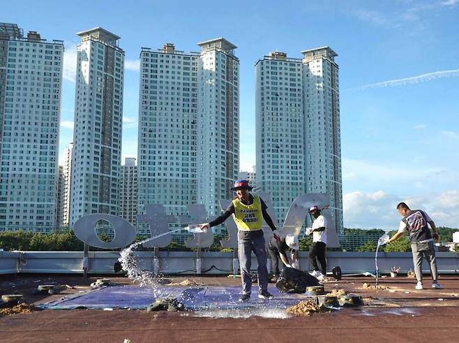 박정혜 한국옵티칼하이테크지회 수석부지회장이 600일 고공농성을 마치고 내려온 2025년 8월29일, 조합원들이 옥상의 농성장을 정리하고 있다. 신유아 문화활동가 제공.