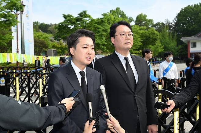 이준석 개혁신당 대통령 후보가 2025년 5월18일 광주 북구 국립5·18민주묘지 민주의문 앞에서 기자들의 질문에 답하고 있다. 오른쪽은 천하람 개혁신당 원내대표. 한겨레 자료