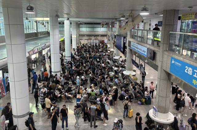 지난달 22일 이른 시간부터 인천 중구 인천항 연안여객터미널이 붐비고 있다. '바다패스'를 시작한 이후 생긴 변화다. 이환직 기자