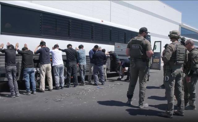 미국 이민세관단속국(ICE) 요원들이 4일 미 조지아주 현대차그룹-LG에너지솔루션 합작 배터리 공장 직원들을 체포한 뒤 수갑을 채우기 위해 버스를 바라보게 한 채 일렬로 세워 두고 있다. ICE는 5일 단속 현장을 담은 영상을 공개했는데, 한국인 직원에게 수갑을 채우는 건 물론 허리에 쇠사슬을 감거나 족쇄를 채우는 모습 등이 담겼다. ICE 제공