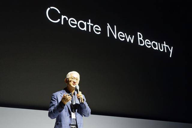 서경배 아모레퍼시픽그룹 회장이 4일 서울 용산구 본사에서 열린 창립 80주년 기념식에서 중장기 비전과 전략을 발표하고 있다. 아모레퍼시픽그룹 제공