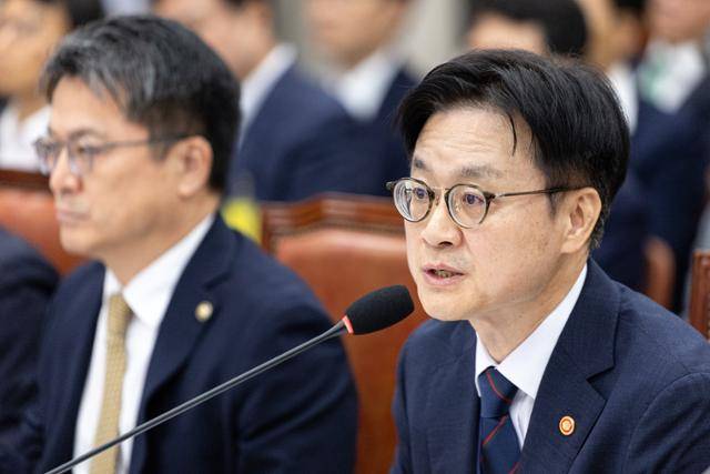 8일 서울 여의도 국회에서 열린 제429회국회 산업통상자원중소벤처기업위원회 제1차 전체회의에 출석한 김정관 산업통상자원부 장관이 현안 질의에 답변하고 있다. 뉴스1