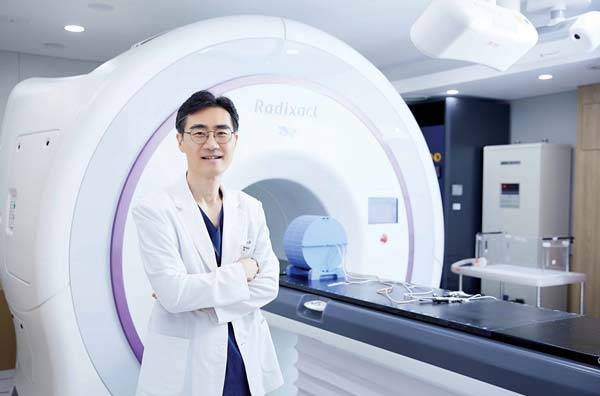 경희대병원 방사선종양학과 공문규 교수가 토모테라피 장비 앞에 서 있다./사진=신지호 기자