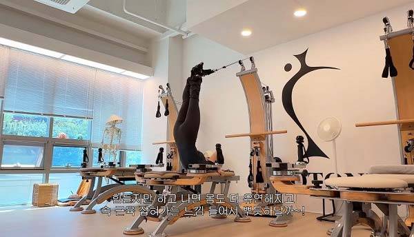 돌핀 리버스 동작을 수행 중인 슬기./사진=유튜브 채널 ‘하이슬기’​