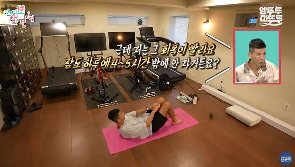 윗몸일으키기를 하는 션/사진=유튜브 채널 ‘엠뚜루마뚜루’​