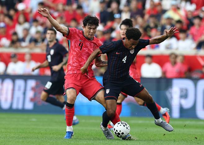 <yonhap photo-3409=""> 김민재, 돌격 (해리슨[미국 뉴저지주]=연합뉴스) 윤동진 기자 = 6일(현지시간) 미국 뉴저지주 해리슨 스포츠일러스트레이티드 스타디움에서 열린 한국 대 미국 친선경기에서 한국 김민재가 볼을 쫓고 있다. 2025.9.7 mon@yna.co.kr/2025-09-07 11:17:30/ <저작권자 ⓒ 1980-2025 ㈜연합뉴스. 무단 전재 재배포 금지, AI 학습 및 활용 금지></yonhap>