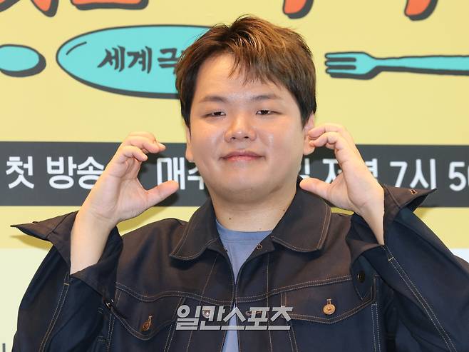 유튜버 곽준빈(곽튜브)가 23일 오전 서울 영등포구 TWO IFC에서 진행된 ENA와 EBS 공동제작 '추성훈의 밥값은 해야지' 제작발표회에 참석해 포토타임을 갖고 있다. '추성훈의 밥값은 해야지'는 '아조씨' 추성훈이 세계 극한 직업에 도전하고 땀 흘려 번 밥값만큼 즐기는 현지 밀착 리얼 생존 여행기. 오는 26일 저녁 7시 50분 첫 방송. 서병수 기자 qudtn@edaily.co.kr /2025.07.23/