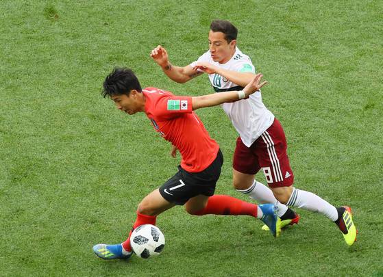 2018 러시아 월드컵 F조 조별리그 2차전 대한민국과 멕시코의 경기에서 손흥민이 드리블하고 있다. 사진=연합뉴스