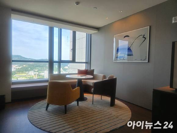 풀만 앰배서더 서울 이스트폴 디럭스 스위트룸 거실 전경. [사진=박은경 기자]
