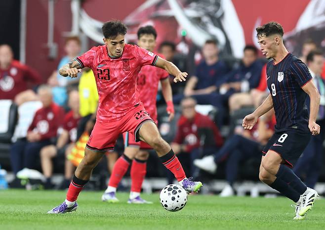 7일 미국 뉴저지주에서 열린 미국과 평가전에서 대표팀에 첫 발탁된 옌스 카스트로프가 드리블 돌파를 하고 있다. [연합뉴스]