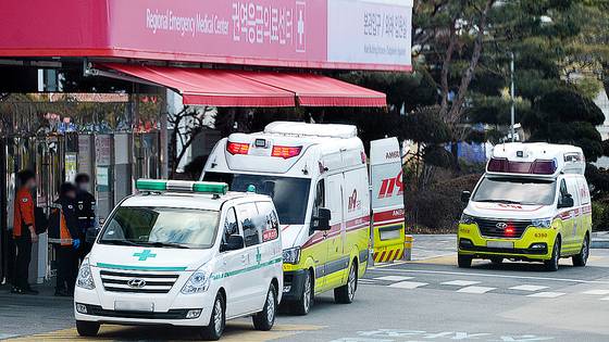 지난 2월 4일 대전의 한 대학병원 응급실 앞에 환자를 이송한 119구급차가 줄지어 대기하고 있다. 위 사진은 기사 내용과 무관. 김성태 객원기자