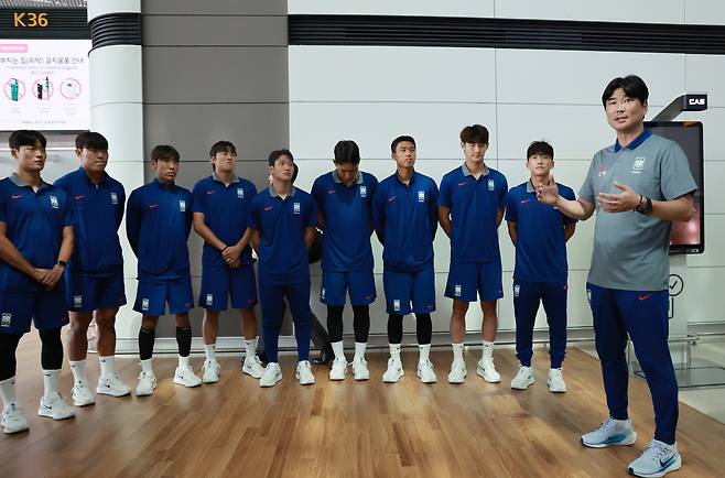 U-20 월드컵에 출전하는 축구대표팀 이창원 감독이 8일 인천국제공항에서 대회가 열리는 칠레로 출국하기 앞서 선수들에게 당부의 말을 하고 있다. [연합뉴스]