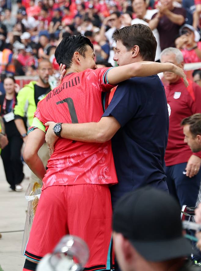 지난 7일 한국과 미국의 평가전에 앞서 손흥민과 마우리시오 포체티노 미국 감독이 포옹을 하고 있다. [연합뉴스]