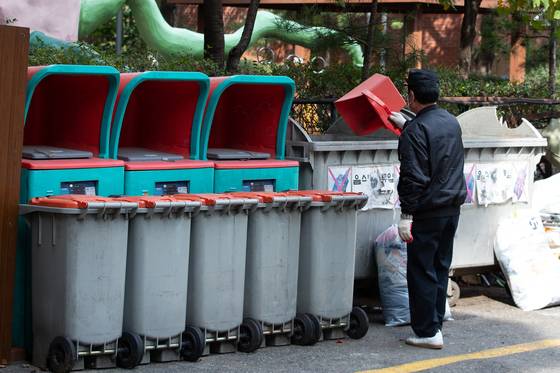 서울 시내 한 아파트에서 경비원이 업무를 보고 있는 모습. 경찰청은 8일 경비업법 시행령 개정안을 입법 예고하고 경비원이 분리수거나 주차 관리 등 경비 외 업무를 할 수 있도록 규정했다. 뉴스1