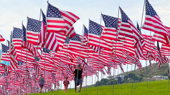 캘리포니아 페퍼다인 대학이 매년 9·11 테러 희생자를 기리기 위해 세운 약 3000 개의 성조기. 희생자 한 명에 한 개 꼴이다. 외국인 희생자를 위해 각국 국기도 함께 게양한다. 김상진 기자