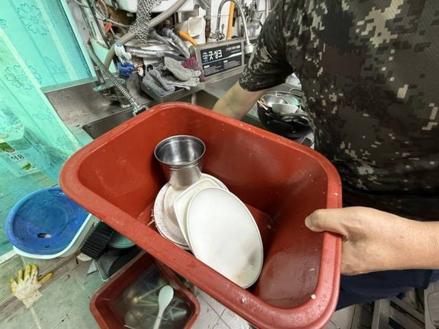 ▲ 전례 없는 가뭄으로 ‘재난 사태’ 선포 9일째를 맞은 7일 강원 강릉시 한 상인이 설거지 물을 아끼기 위해 고무대야를 사용하고 있다. 연합뉴스