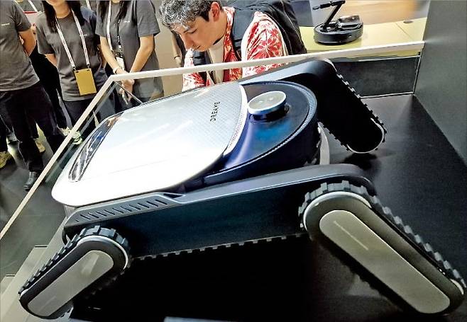 (2) 20㎝ 높이 계단을 오를 수 있는 중국 드리미의 로봇청소기.