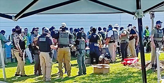 < 美 국토안보부, 배터리공장 기습 단속 > 현대자동차그룹과 LG에너지솔루션이 합작해 미국 조지아주 서배너에 짓고 있는 배터리 공장에서 한국인 등 근로자 475명이 취업 비자가 없다는 이유로 4일(현지시간) 체포됐다. 헬기와 장갑차, 총기로 무장한 미국 이민세관단속국(ICE)과 국토안보수사국(HSI)은 이날 아침 공장 출입문을 순식간에 봉쇄하고 군사 작전을 방불케 하는 단속을 벌였다.    /페이스북 영상 캡처