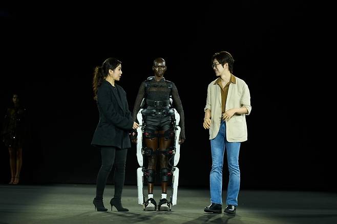 신한나 디자이너(왼쪽)와 공경철 엔젤로보틱스 CTO가 엔젤렉스 M20을 착용한 모델을 사이에 두고 대화를 하고 있다 / 사진=엔젤로보틱스