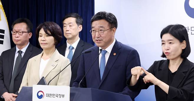 윤호중 행정안전부 장관과 7일 서울 종로구 정부서울청사에서 제3차 고위당정협의회 결과 브리핑을 하고 있다. /사진=최혁 기자