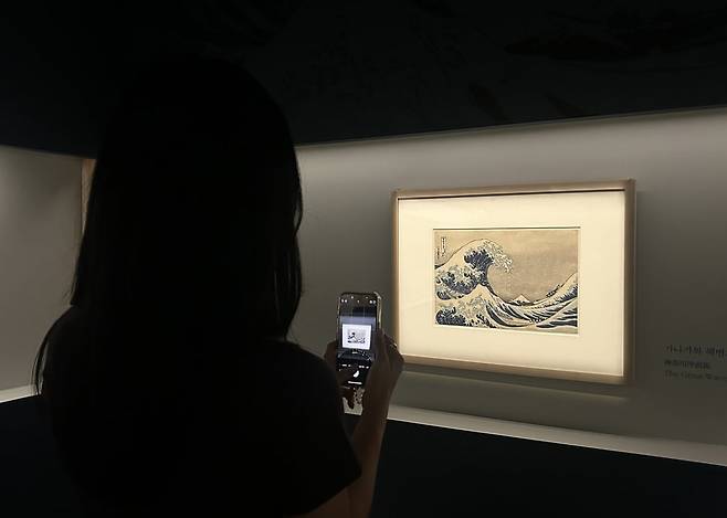 전시작을 촬영하는 관람객. /연합뉴스