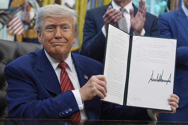 지난 5월 '원전 확대' 행정명령 서명한 트럼프 대통령. 사진=AP·연합뉴스