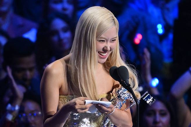 그룹 블랙핑크 멤버 로제가 7일(현지시간) 미국 뉴욕 UBS아레나에서 열린 ‘2025 MTV 비디오 뮤직 어워즈(MTV VMA)’ 시상식에서 소감을 밝히고 있다. AFP연합뉴스