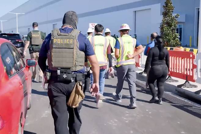 미 이민당국이 지난 4일(현지시간) 미국 조지아주 엘러벨 현대차그룹·LG에너지솔루션 합작 배터리 공장 건설 현장에서 이민 단속 작전을 벌이고 있다. EPA연합뉴스