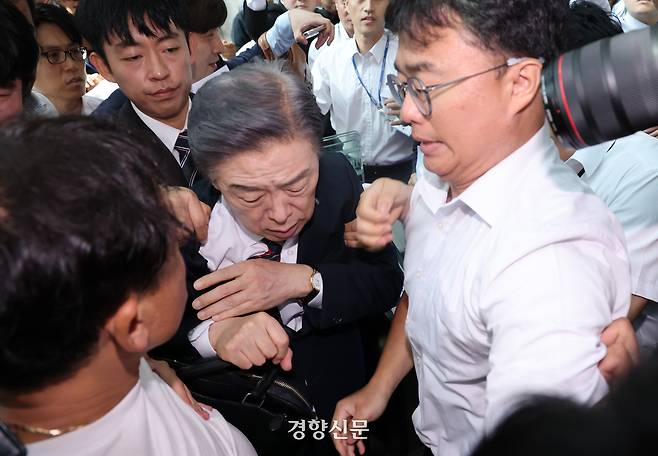 김형석 독립기념관장이 8일 국회 소통관에서 기자회견을 마친후 시민단체 회원들의 항의를 받으며 퇴장하고 있다. 2025.9.8 박민규 선임기자