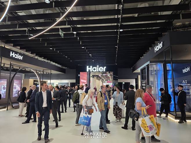 IFA2025가 한창이었던 지난 6일 중국 가전기업 하이얼 전시관을 많은 관람객이 찾았다.  송윤경 기자