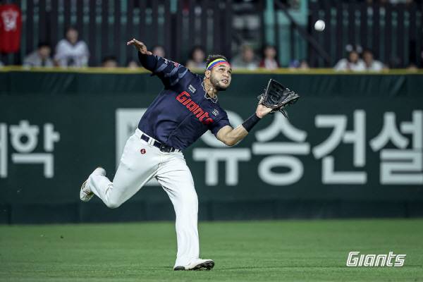 지난 5일 SSG전에서 롯데 빅터 레이예스가 날아오는 공을 잡으러 달려가고 있다. 롯데 자이언츠 제공