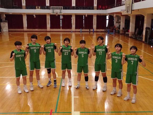 동주여고 농구부 선수들이 체육관에서 훈련 중 유니폼을 내세우는 퍼포먼스로 농구 명문의 자부심을 드러내고 있다. 왼쪽부터 김주하 김나현 하나겸 김서현 김한별 최여진 이서윤 박지현.