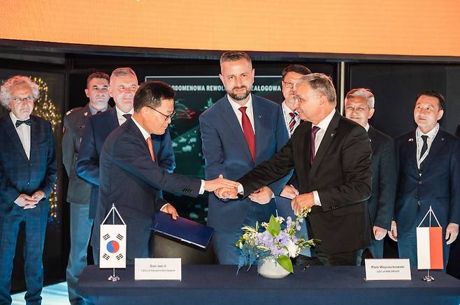 From left, Hanwha Aerospace CEO Son Jae-il, Polish Deputy Prime Minister and Minister of National Defence Władysław Marcin Kosiniak-Kamysz and WB Group Chairman Piotr Wojciechowski attend the signing of an agreement to establish a Polish-Korean special purpose vehicle to produce ammunition for HOMAR-K launchers and develop new missiles, during MSPO 2025 in Kielce, Poland, on Sept. 2. [HANWHA AEROSPACE]