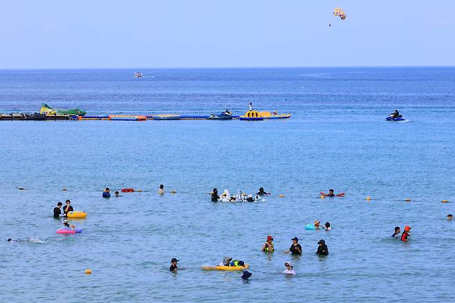 Vacationers swim at Hamdeok Beach in Jeju City on Aug. 30. [YONHAP]
