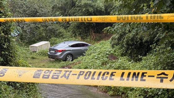A vehicle where the body of a woman in her 50s is found in a decomposed state on Sept. 8 in a village lot in Muan County, South Jeolla. [YONHAP]
