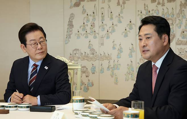 People Power Party leader Jang Dong-hyeok, right, speaks at a luncheon with President Lee Jae Myung, left, and Democratic Party leader Jung Chung-rae, not pictured in this photo, at the presidential office in Yongsan, central Seoul, on Sept. 8. [JOINT PRESS CORPS]