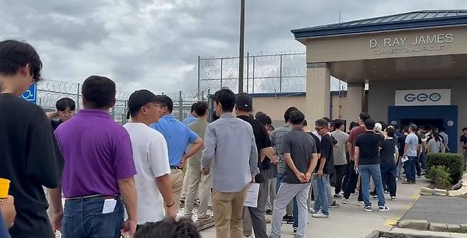 미 조지아주 포크스턴의 이민세관단속국 구금시설 앞에서 관계사 직원들이 면담을 기다리고 있다. 연합뉴스