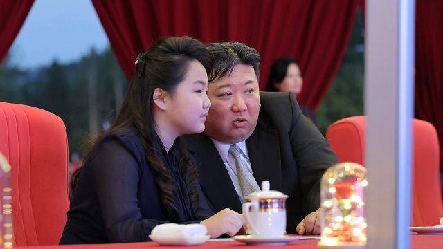 김정은 북한 국무위원장(왼쪽)과 딸 주애. 연합뉴스