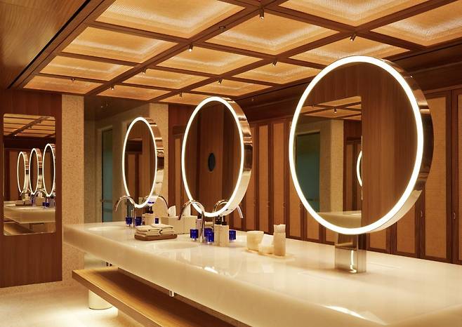 런던 벨그라비아의 ‘서렌’ 헬스장의 탈의실 모습. 서렌 홈페이지 캡처