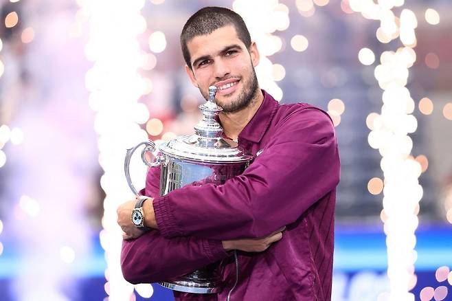 카를로스 알카라스가 8일(한국시간) 미국 뉴욕의 빌리진킹 내셔널 테니스 센터에서 열린 2025 US오픈 남자단식 결승을 마치고 우승 트로피를 안은 채 기념촬영을 하고 있다. AFP연합뉴스