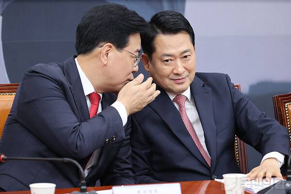 ▲장동혁 국민의힘 대표가 8일 최고위원회의에서 송언석 원내대표의 귓속말을 듣고 있다. 사진=국민의힘