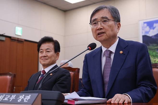 조현 외교부 장관이 8일 국회에서 열린 외교통일위원회 현안 질의에 출석해 미 조지아 한국업체에 대한 미국 이민 단속 당국의 불법체류·고용 단속과 관련한 의원 질문에 답하고 있다. [사진 연합뉴스]