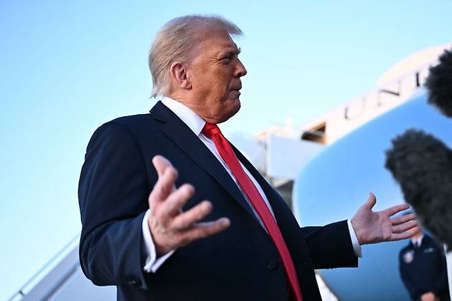 도널드 트럼프 미국 대통령이 7일(현지시간) 메릴랜드주 앤드루스 합동기지에 도착한 후 취재진에게 국정 현안에 관해 설명하고 있다. 트럼프 대통령은 미국 이민당국의 한국 기업 공장 건설 현장 단속에도 불구하고 “한국과 매우 좋은 관계”라며 전기차 배터리와 관련한 한국의 전문 인력이 미국에 들어와 현지 인력을 훈련시킬 필요성을 인정했다. [AFP = 연합뉴스]