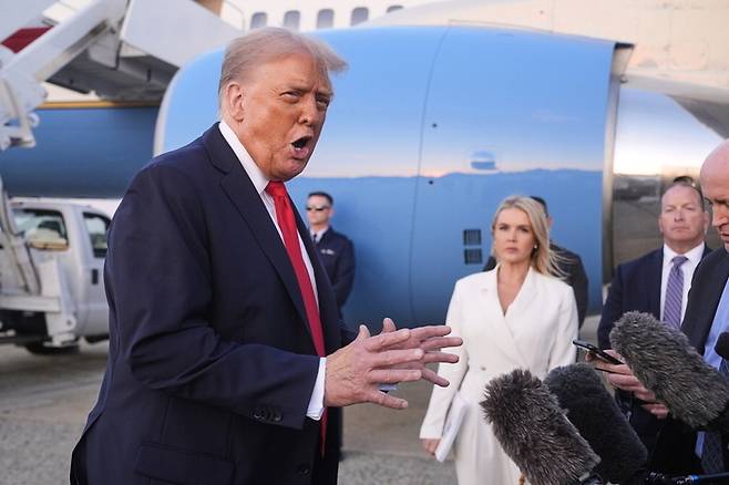 도널드 트럼프 미국 대통령이 7일(현지시간) 메릴랜드주 앤드루스 합동기지에 도착한 후 취재진에게 국정 현안에 관해 설명하고 있다. [AP = 연합뉴스]