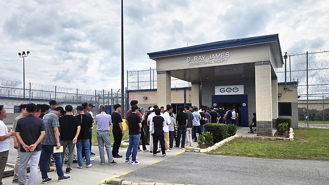 7일 오전(현지시간) 미국 조지아주 포크스턴의 미 이민세관단속국(ICE) 구금시설 앞에 100여 명의 대기자들이 줄을 서서 기다리고 있다. [포크스턴(조지아) = 최승진 특파원]