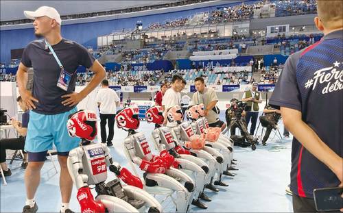 지난 8월 14~17일 중국 베이징 국가스피드스케이팅 경기장에서 세계 최초 휴머노이드 로봇 운동회(일명 로봇 올림픽)가 개최됐다. (송광섭 특파원)