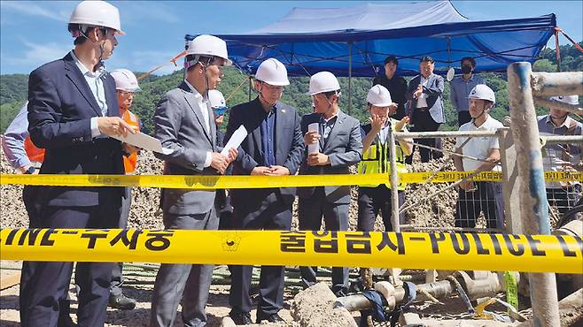 지난 7월 31일 더불어민주당 산업재해예방 태스크포스(TF)와 안호영 국회 환경노동위원장이 최근 노동자 사망사고가 발생한 포스코이앤씨의 경남 함양울산고속도로 의령나들목 공사 현장을 둘러보고 있다. (연합뉴스)