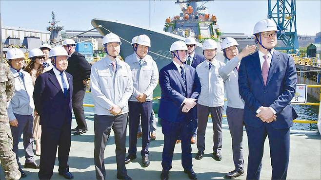정기선 HD현대 수석부회장(사진 왼쪽 두 번째)이 존 펠란 미 해군성 장관(왼쪽 네 번째)과 함께 HD현대중공업 특수선 야드를 둘러보며 건조 중인 함정을 소개하고 있다. (HD현대 제공)